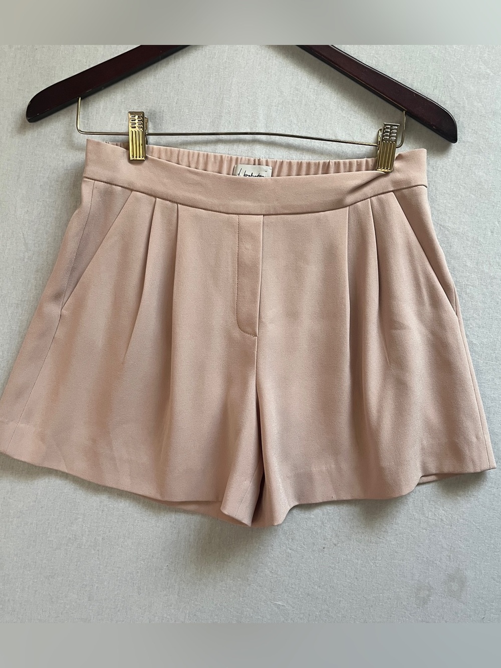 T Babaton Aritzia Size 2 Light Blush Pleated Shorts